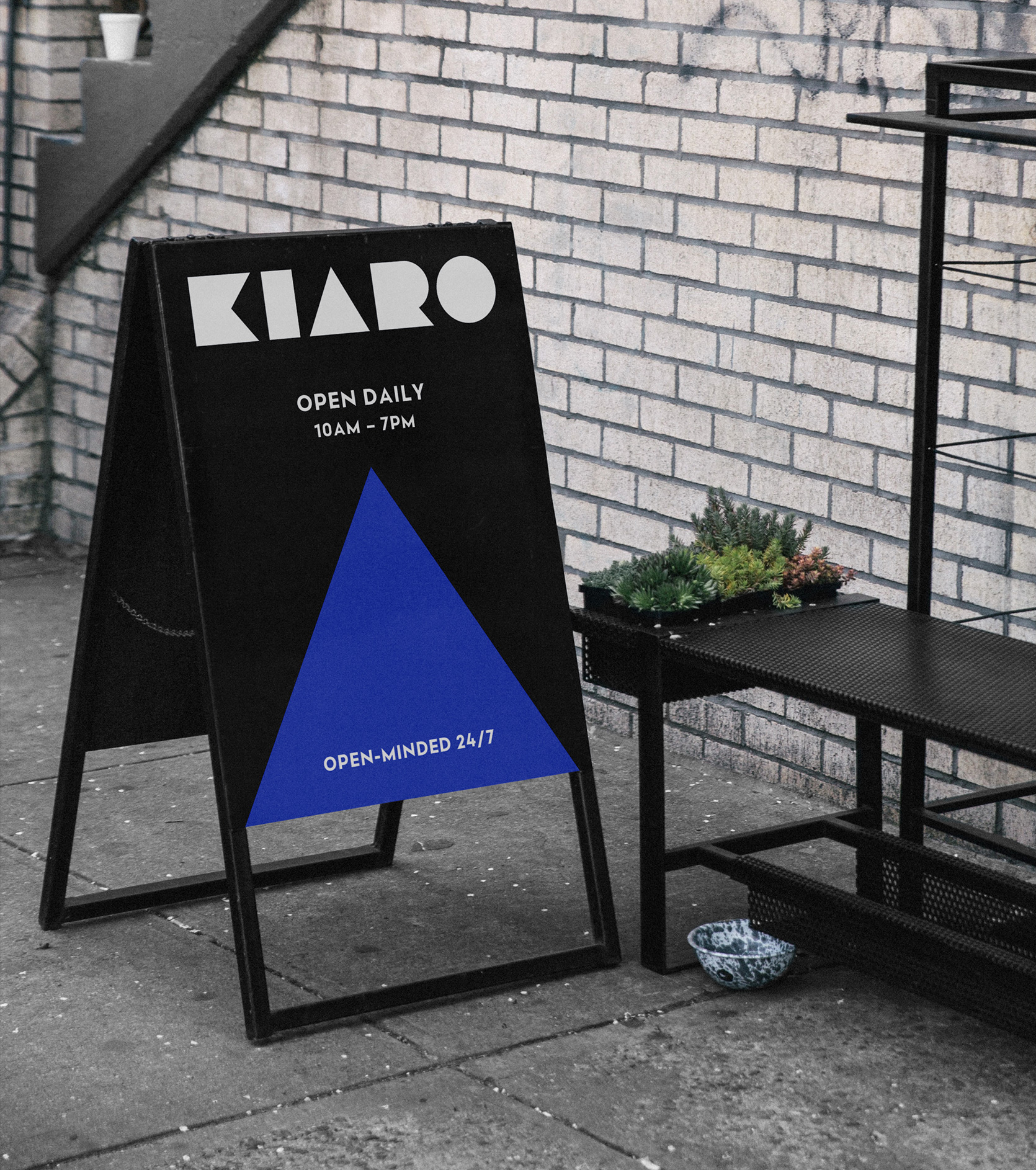Kiaro_Portfolio_Brand_A-Stand2